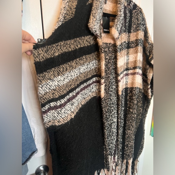 Plaid Sleeveless Ruana - Picture 2 of 3